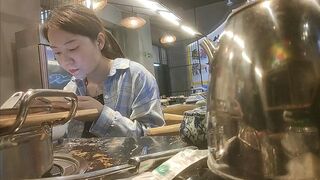 【我有一台拖拉机】网聊奔现，珠宝行业良家少妇，吃完饭再回酒店操逼，少妇有点抗拒强行扒掉，吃药加持尽情输出