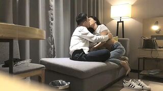 本人比照片还漂亮，猛男帅哥约操170CM妹子，还挺主动求舌吻，掰开小骚逼看看，穿上黑丝骑乘抽插，后入姿势大屌爆插