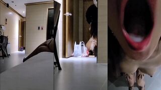 [糖心Vlog] 【绿意盎然】绿妻大神记录极品淫荡娇妻【亨利夫妻】喷血全裸诱惑取外卖，色诱骑手小哥，口爆采精才让离开